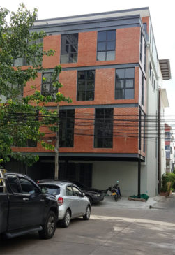 ขายตึกอาคารHome Office ใกล้สถานีรถไฟฟ้า ซีคอนสแควร์ 50 ขนาด ตรว ศรีนครินทร์ 40 เข้าซอยประมาณ 500 เมตร ขายถูกกู้ได้สูง