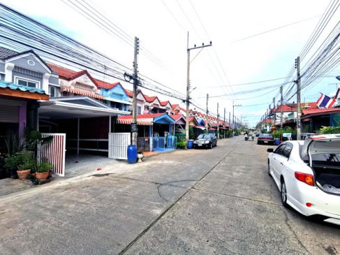 ขายบ้านรุ่งเรืองเฮ้าส์1 ลำลูกกาคลอง 4  เนื้อที่ 22.5 ตารางวาจำนวน 2 ห้องนอน 2 ห้องน้ำ สวยเหมือนใหม่ ขายถูกกู้ได้เต็ม เพียง 1.35 ล้าน  บ้านสวยราคาถูกลำลูกกา