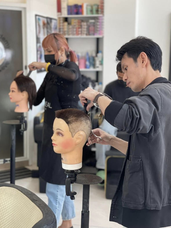 โรงเรียนออกแบบทรงผมอาดัม เน้นสร้างนักออกแบบทรงผม Hair Stylist ช่างผมมืออาชีพ หรือ เจ้าของธุรกิจ เน้นเรื่องการออกแบบและดีไซน์