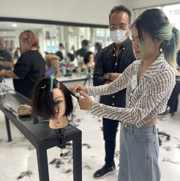 โรงเรียนออกแบบทรงผมอาดัม เน้นสร้างนักออกแบบทรงผม Hair Stylist ช่างผมมืออาชีพ หรือ เจ้าของธุรกิจ เน้นเรื่องการออกแบบและดีไซน์