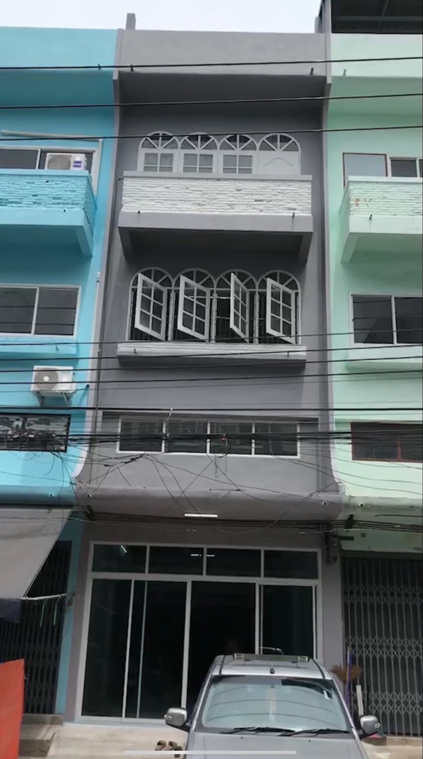 ขายตึกแถว 4 ชั้น ต่อเติมเต็ม เอกชัย 69/1 ราคา 2.1 ล้าน T. 086-4540423