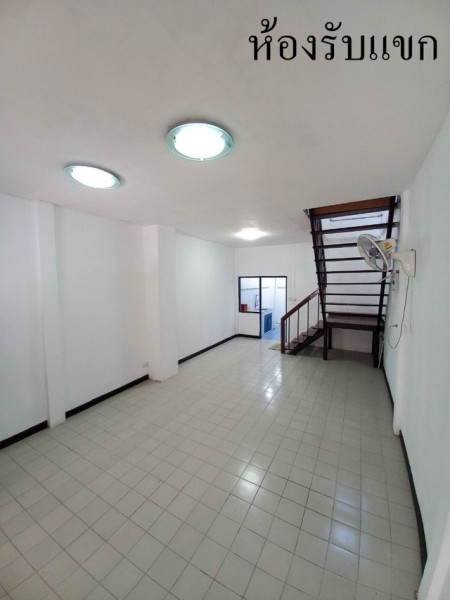 ขายทาวน์เฮ้าส์ยิ่งโอฬารวิลล่า ทำเลวิภาวดี ใกล้ดอนเมือง ราคา 2 ล้าน คุ้มที่สุดในย่านนี้